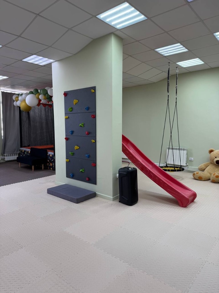 Скалодром в игровой зоне лофта Kids Time