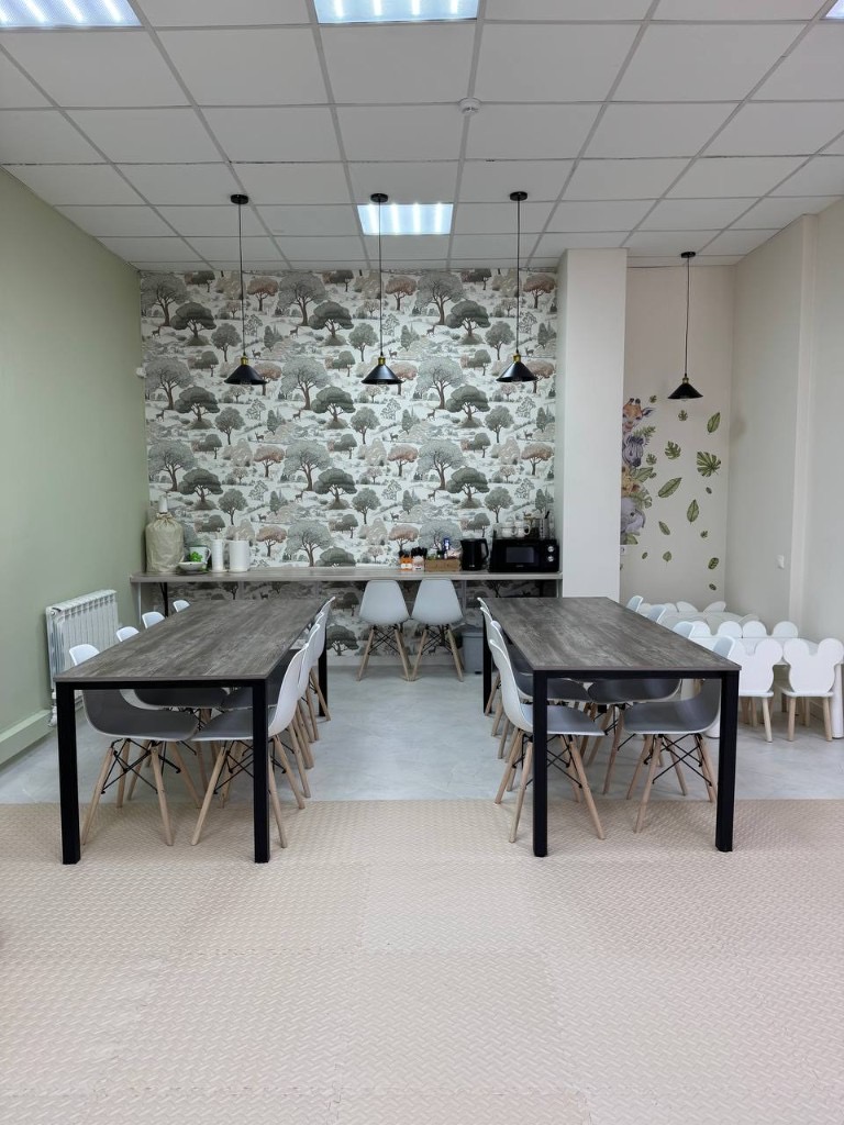 Столовая зона для праздничного стола в лофте Кидс Тайм