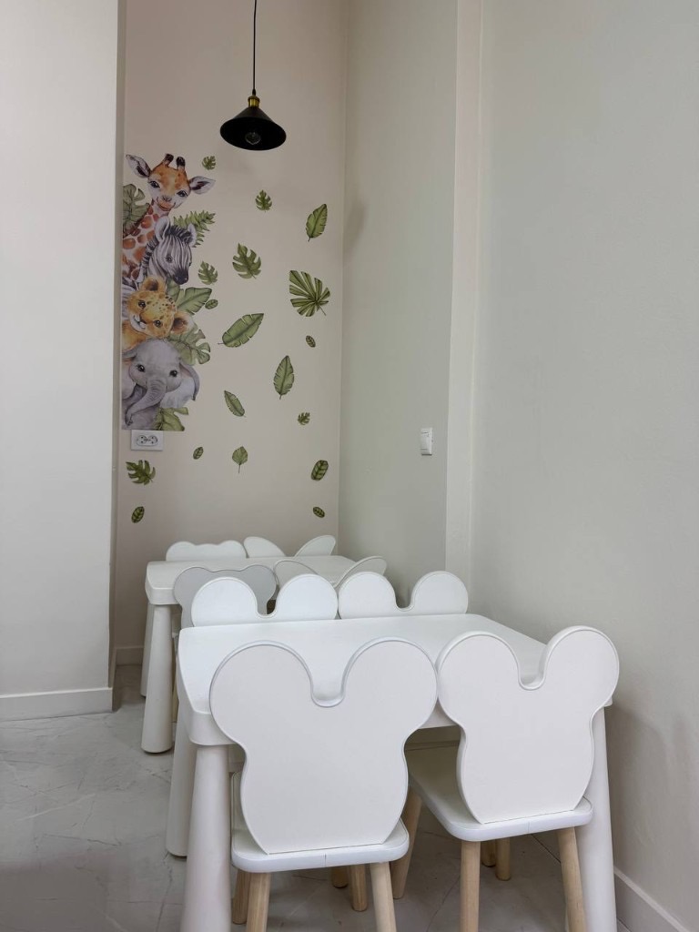 Детский столик с милыми стульчиками в лофте Кидс Тайм