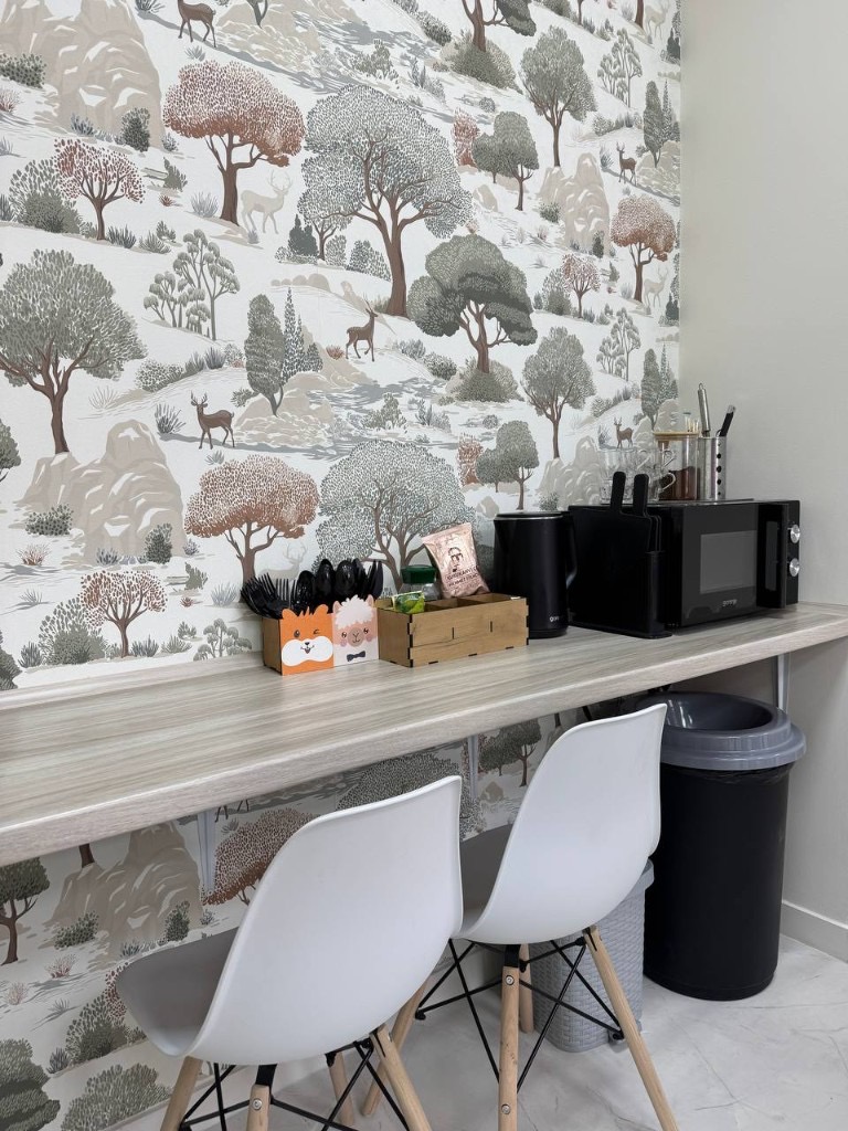 Кухонная зона с микроволновкой и чайником в лофте