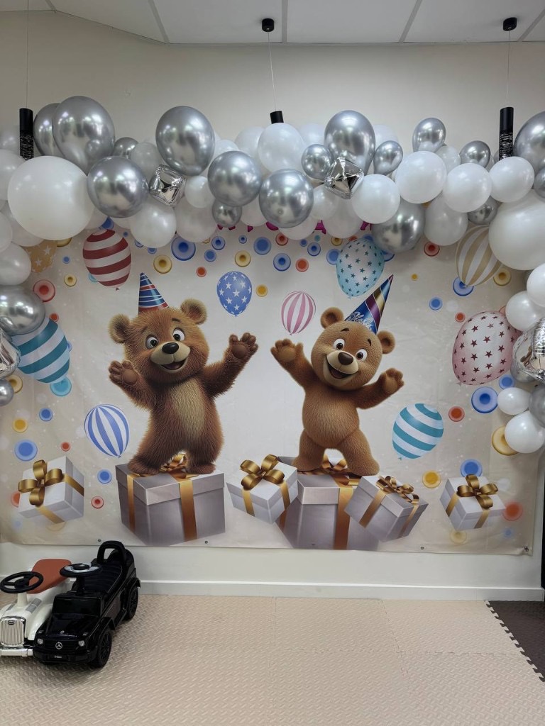 Фотозона с медведями и шариками на детском празднике