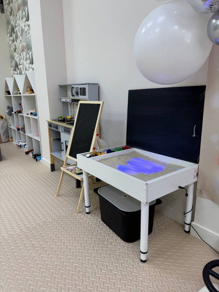 Песочный столик и игровая зона в лофте
