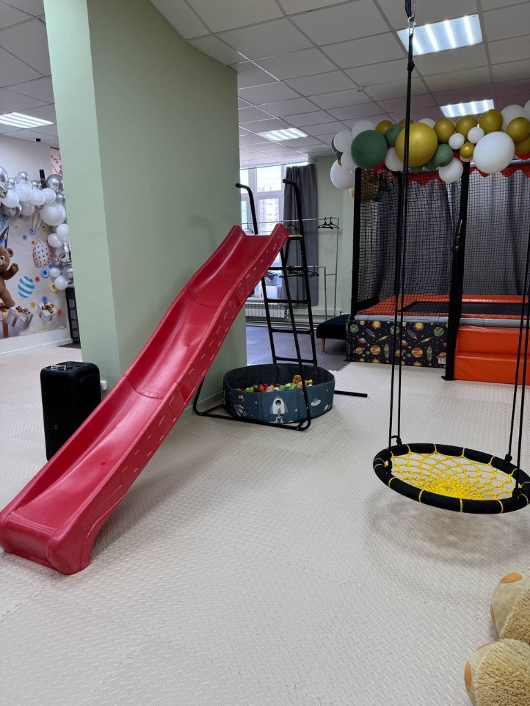 Горка, качели и батут в детском лофте Кидс Тайм