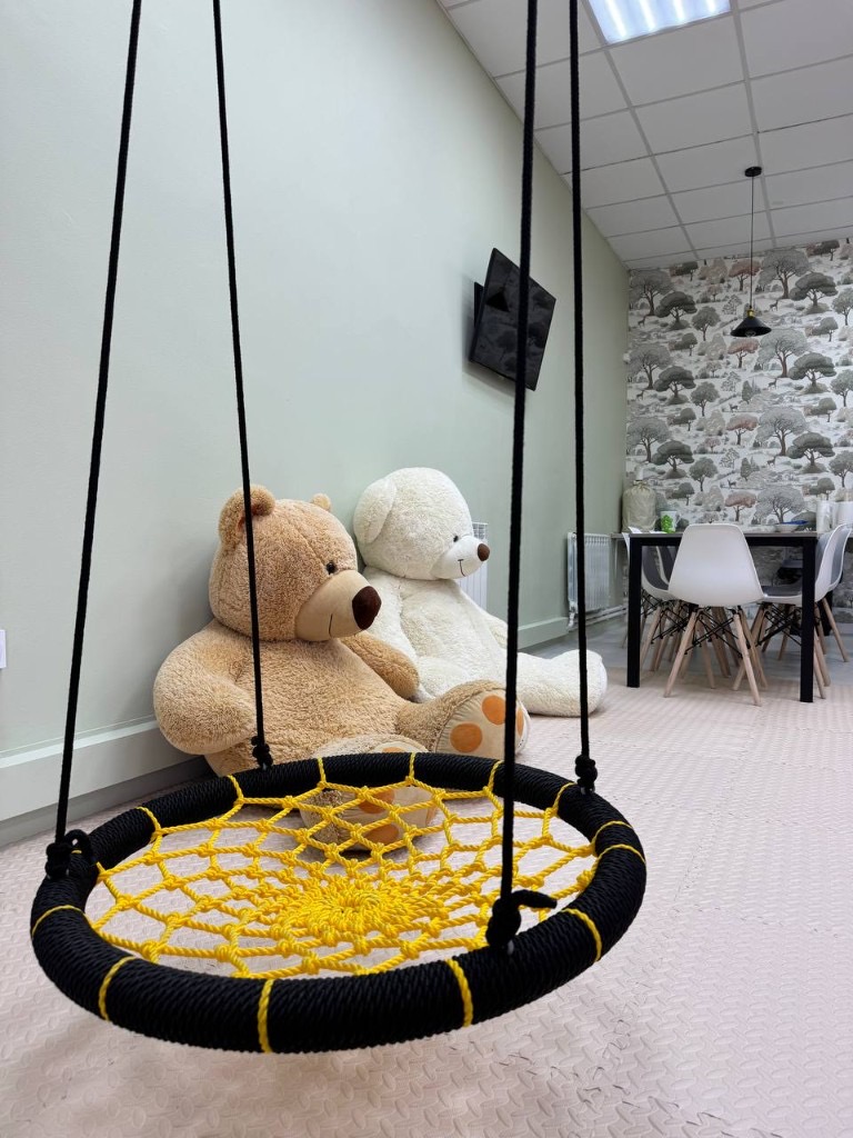 Качели-гнездо и столовая зона в детском лофте