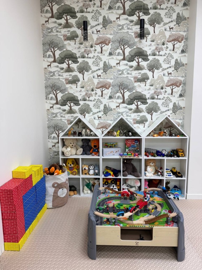 Стеллажи с игрушками в лофте Kids Time Чебоксары