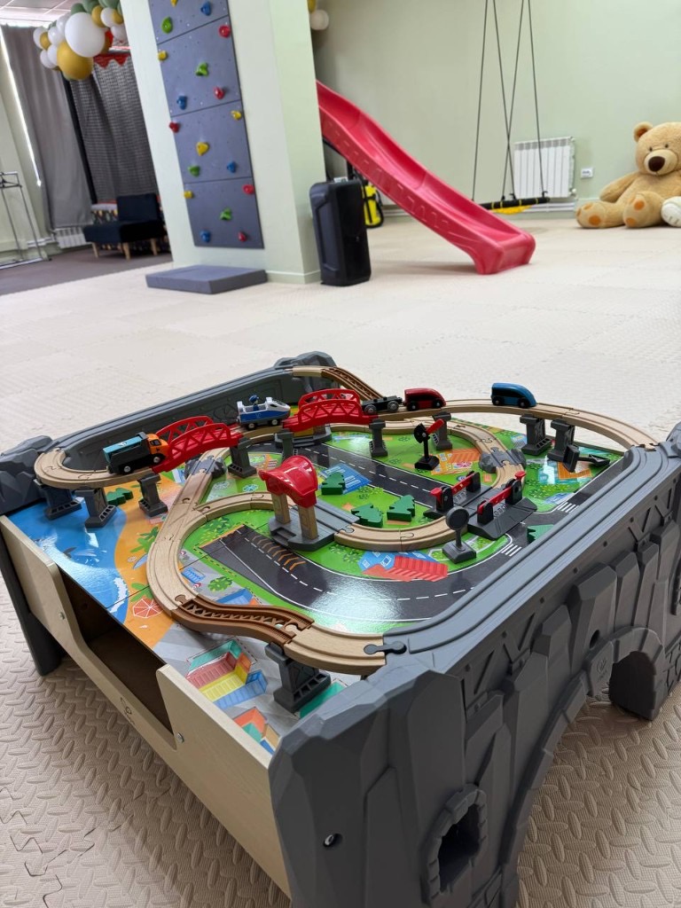 Игровой стол с железной дорогой в детском лофте