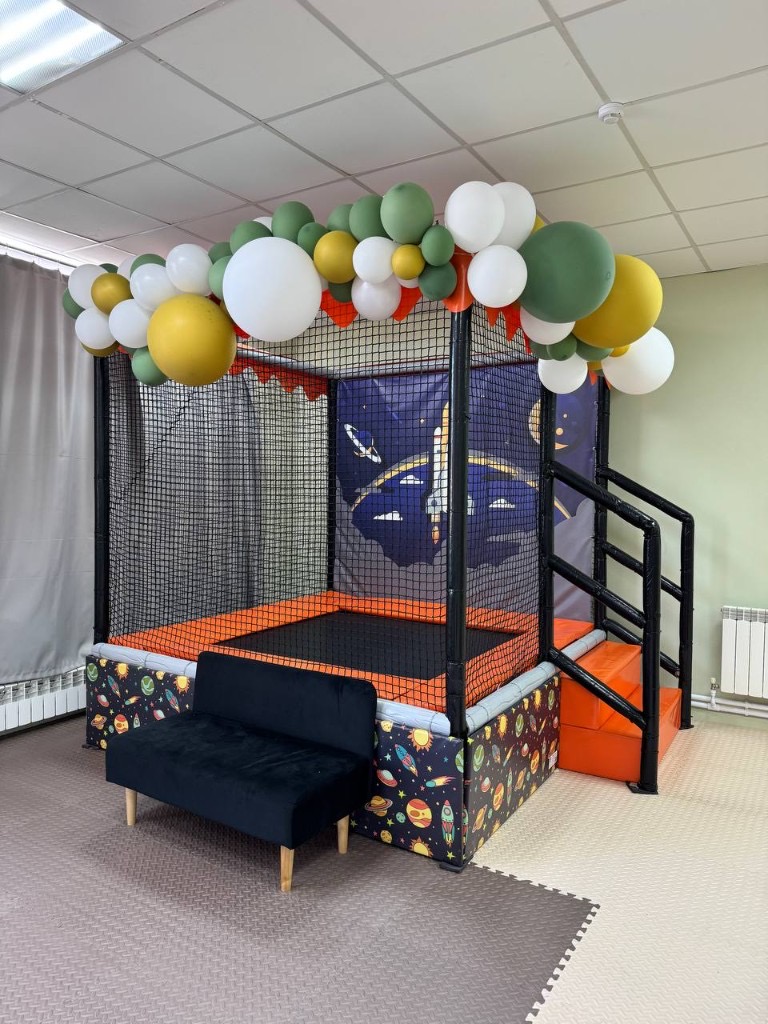 Батут с декором из шариков в праздничном лофте